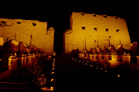 spettacolo turismo suoni e luci nel tempio di karnak egittologia archeologia luxor egitto