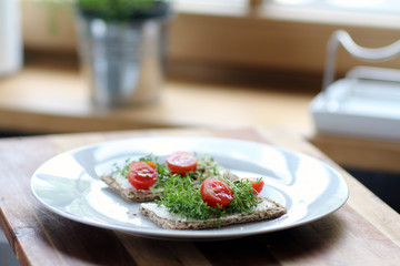 Sprossen auf dem Knäckebrot in der Küche
