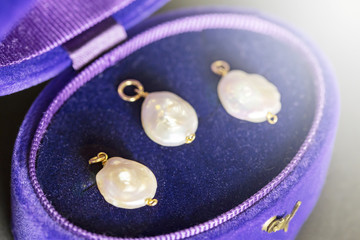 紫のケースに入った淡水パールのチャーム
