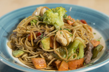 Espaguetis con verdura y carne de pollo