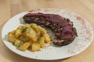 Magret de Pato con salsa de frutos rojos, 