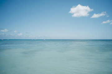 Fototapeta na wymiar The deep blue sky and sea of ​​Hawaii