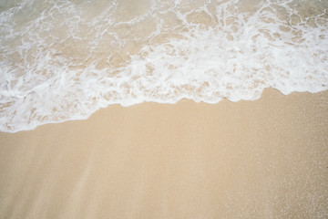 Fototapeta na wymiar Waves to beat on a white sand beach