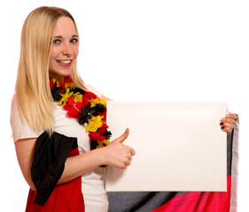 Junger Fussballfan mit Schild 