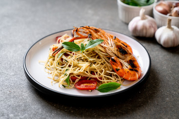 stir-fried spaghetti with grilled shrimps and tomatoes