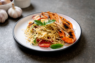 stir-fried spaghetti with grilled shrimps and tomatoes
