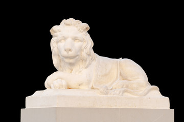 Weiße Löwen Statur auf schwarzen Hintergrund