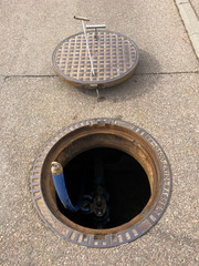Offener Schacht zu einer Wassertechnischen Einrichtung auf einer Straße