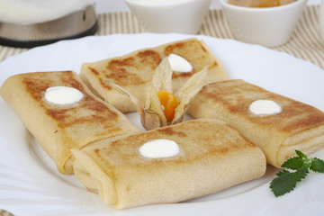 Pancakes with cottage cheese for tea with honey, sour cream and lemon.