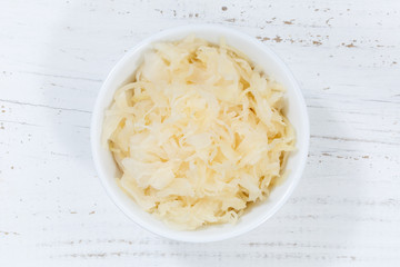 Sauerkraut Weißkraut Kraut geschnitten von oben Holzbrett