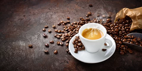 Foto auf Acrylglas Espresso und Kaffeebohnen auf Gipshintergrund © fabiomax