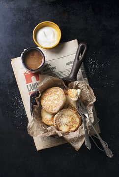 Quark pancakes with semolina in a cast-iron pan (seen from above)