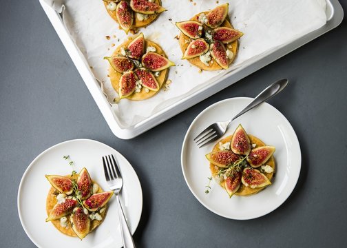 Puff pastry tartlets with fresh figs, crumbly Gorgonzola, honey, lemon and chopped thyme