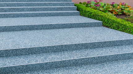 Moderne Außentreppe mit Beschichtung aus Steinteppich - Modern outdoor stairs with coating of stone carpet