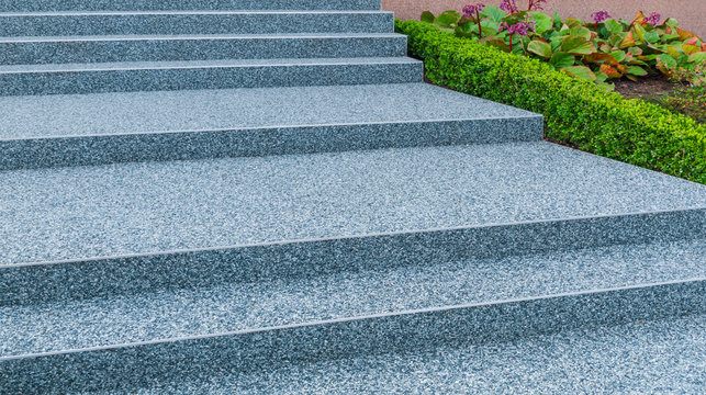 Moderne Au&szlig;entreppe mit Beschichtung aus Steinteppich - Modern outdoor stairs with coating of stone carpet