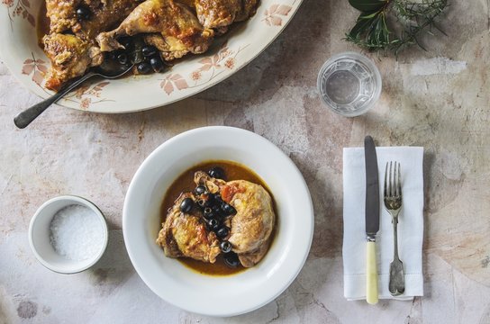 Hunter's stew with poultry and olives