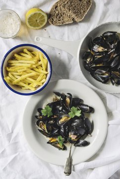 Mussels with fries (seen from above)