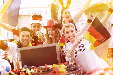 Gruppe beim Public Viewing 