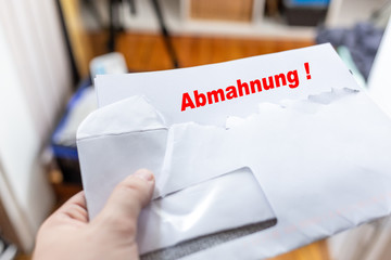 Brief im Briefumschlag mit einer Abmahnung