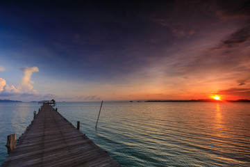 Obraz premium Colorful sunset on the bridge of dream at Koh Mak island, Trat province, Thailand.