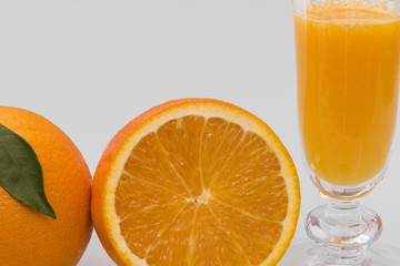 Zumo de naranja recién exprimido con fruta fresca