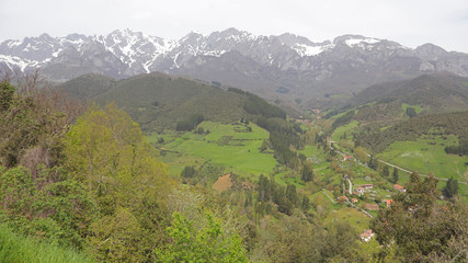 Obraz premium Arguébanes en Cantabria, Picos de Europa