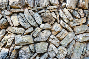 geschichtete Steinmauer