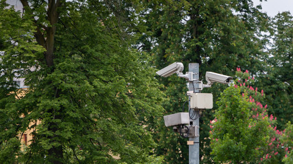 Sicherheitskameras in einem Park, Überwachungskameras.