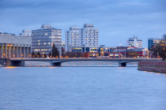Zimowy wiecz&oacute;r nad Odrą, widok na Most Pokoju oraz "Sedesowce" - Wrocław, Polska