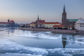 Zimowy wieczór nad skutą lodem Odrą, widok na Ostrów Tumski - Wrocław, Polska