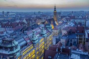 Wieczorowy widok na wrocławski rynek oraz okoliczne miejskie kamienice - Wrocław, Polska