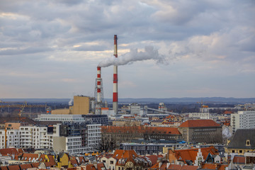 Widok z lotu ptaka na dymiące kominy elektrociepłowni oraz zabudowę miasta - Wrocław, Polska
