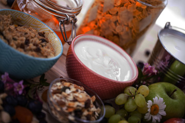 Śniadanie mleczne lub jogurt z musli i płatkami i owocami  - obrazy, fototapety, plakaty