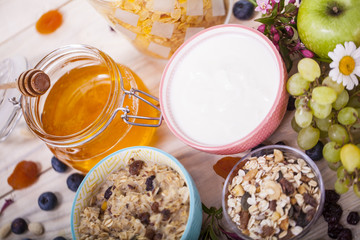 Śniadanie mleczne lub jogurt z musli i płatkami i owocami  © Rafal Kucharek