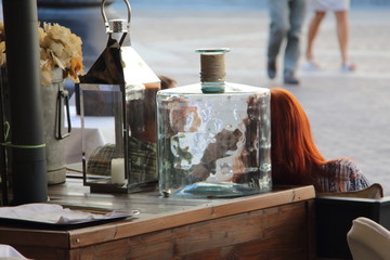 bar all'aperto con grandi bottiglie di arredo donna capelli rossi