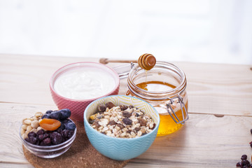 Obraz na płótnie Canvas Śniadanie mleczne lub jogurt z musli i płatkami i owocami 