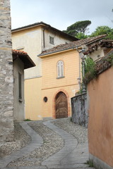 Fototapeta na wymiar strada antico borgo italiano