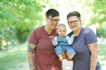 lesbisches Elternpaar mit ihrem Baby