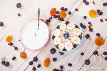 Śniadanie mleczne lub jogurt z musli i płatkami i owocami  - obrazy, fototapety, plakaty