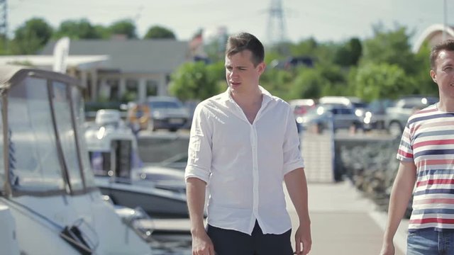 Salesman teel bueyr about yachts