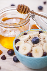 Śniadanie z płatkami i musli razem z mlekiem lub jogórtem z owocami 