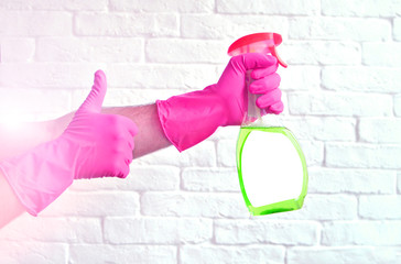 Pulverizer spray in a hand with a glove