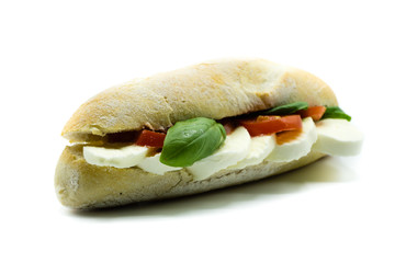 Mozzarella Tomaten baguette isoliert freigestellt auf weißen Hintergrund, Freisteller