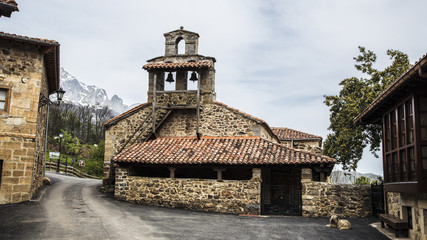 Fototapeta premium Iglesia de Nuestra Señora de la Asunción en Mogrovejo, Cantabria, España.