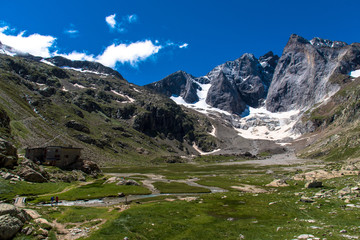 Fototapeta na wymiar Le Vignemale et les Oulettes de Gaube dans le Parc National des Pyrénées