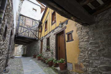 Fototapeta na wymiar Calle Fuente La Riega en Potes, Cantabria, España