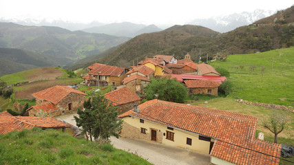 Fototapeta na wymiar Pueblo de Cahecho en Cantabria, España