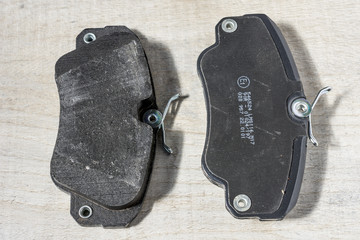 Jeu de deux plaquettes de frein avant pour freinage a disque auto