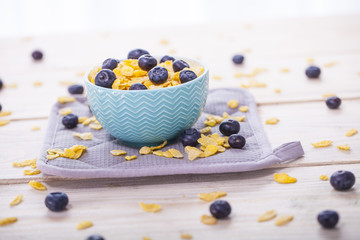 Śniadanie z płatkami i musli razem z mlekiem lub jogórtem z owocami  © Rafal Kucharek