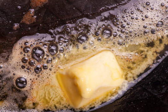 Butter schmilzt in einer Pfanne
